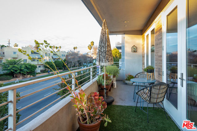 4240 Laurel Canyon Boulevard, Studio City CA: https://media.crmls.org/mediaz/4dfd1623-d635-4ef0-8b8f-400348d12695.jpg