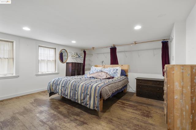 1001 Cragmont Ave, Berkeley CA: https://media.crmls.org/mediaz/4dfd19af-bed5-4032-9a7d-11d102d1ceb4.jpg