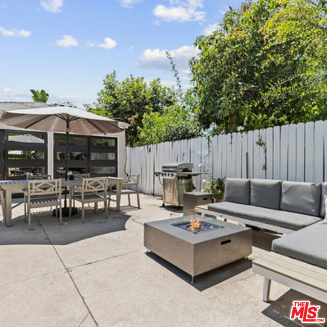 6526 6528 San Vicente Boulevard, Los Angeles CA: https://media.crmls.org/mediaz/4dfd258e-8aa0-47f3-ad1a-0f5c4c818550.jpg