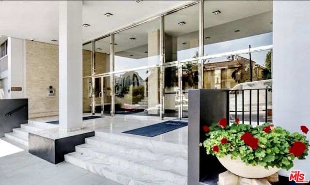 999 N Doheny Drive, West Hollywood CA: https://media.crmls.org/mediaz/4dfe5a14-0948-4616-bbd6-32a5bd50cdcf.jpg