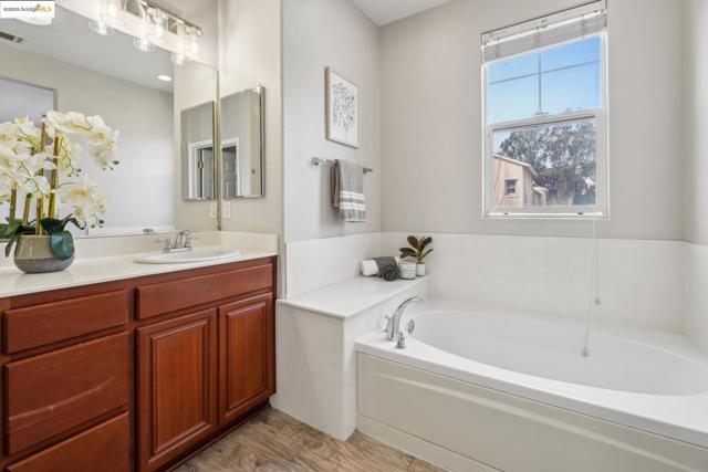 711 Summer Ln, Richmond CA: https://media.crmls.org/mediaz/4dfe92b8-15ac-4ea5-93ba-b936fb6df149.jpg