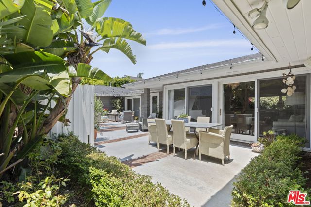 207 10th Street, Santa Monica CA: https://media.crmls.org/mediaz/4dff130f-2db3-4175-8021-33445dd76987.jpg