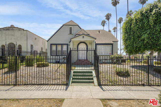 2074 W 54th Street, Los Angeles CA: https://media.crmls.org/mediaz/4dffd9e4-a138-43f2-b1ca-6e2adabe1d1c.jpg