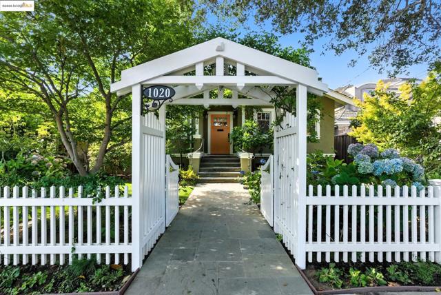1020 Channing Ave, Palo Alto CA: https://media.crmls.org/mediaz/4e002f01-24b6-4d9c-8ddb-5ff4a939a3f0.jpg