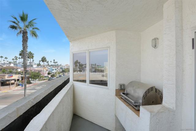 1100 Seacoast Dr, Imperial Beach CA: https://media.crmls.org/mediaz/4e004125-fe7b-4c87-b637-1b7689ee714d.jpg
