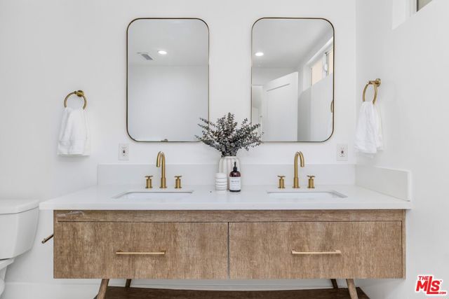 5200 Del Moreno Drive, Woodland Hills CA: https://media.crmls.org/mediaz/4e016aad-4f67-4964-a053-bbb3cb0b1c88.jpg