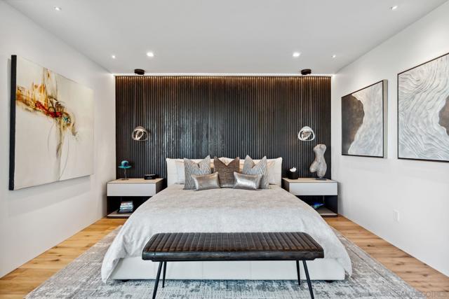 5560 Moonlight Lane, La Jolla CA: https://media.crmls.org/mediaz/4e02c683-0ebf-40fc-9293-52838866dce1.jpg