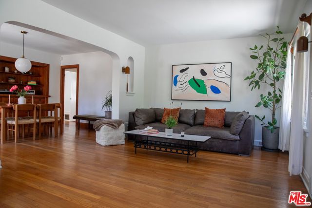 898 N Chester Avenue, Pasadena CA: https://media.crmls.org/mediaz/4e02f1bd-1a88-4110-ab19-2986c4638a94.jpg