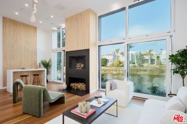 5106 Pacific Avenue, Marina del Rey CA: https://media.crmls.org/mediaz/4e03e496-ea7d-4ae2-b2e7-190aba787e31.jpg