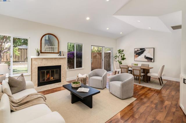 44930 Lynx Dr, Fremont CA: https://media.crmls.org/mediaz/4e0626e8-a3f4-4231-b267-db984c01a530.jpg