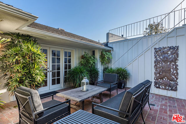 1612 Gilcrest Drive, Beverly Hills CA: https://media.crmls.org/mediaz/4e07075b-dda5-47a2-8740-57afa698a09d.jpg