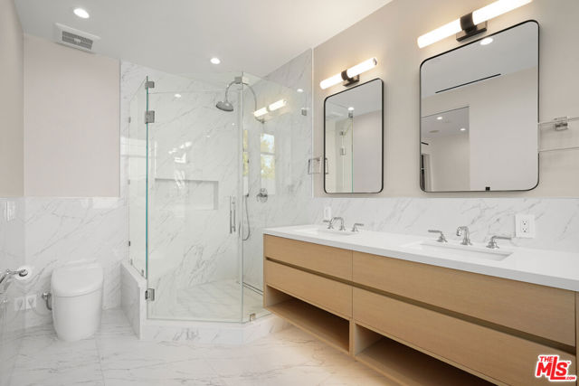 1037 21st Street, Santa Monica CA: https://media.crmls.org/mediaz/4e07e8a4-0d66-46b7-b22c-ca8dbf8ff86f.jpg