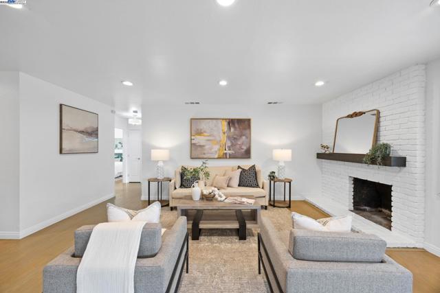 20089 Meadowlark Dr, Castro Valley CA: https://media.crmls.org/mediaz/4e087f4c-2d55-4c25-8b07-7e8f646fb051.jpg