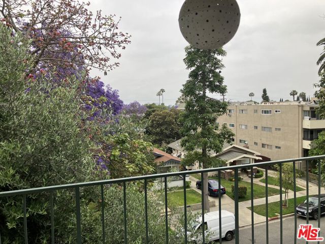 7521 Hampton Avenue, West Hollywood CA: https://media.crmls.org/mediaz/4e08de5d-d4b4-4856-9914-757fa838b948.jpg