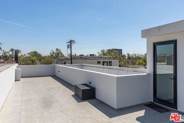 458 S Sycamore Avenue, Los Angeles CA: https://media.crmls.org/mediaz/4e092d02-f271-42d6-ac6e-8af7e5928874.jpg