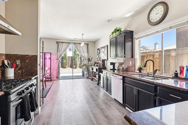 2084 Springbrook Ct, Oakley CA: https://media.crmls.org/mediaz/4e09ffd1-7a02-420a-81a8-2df232a57a11.jpg