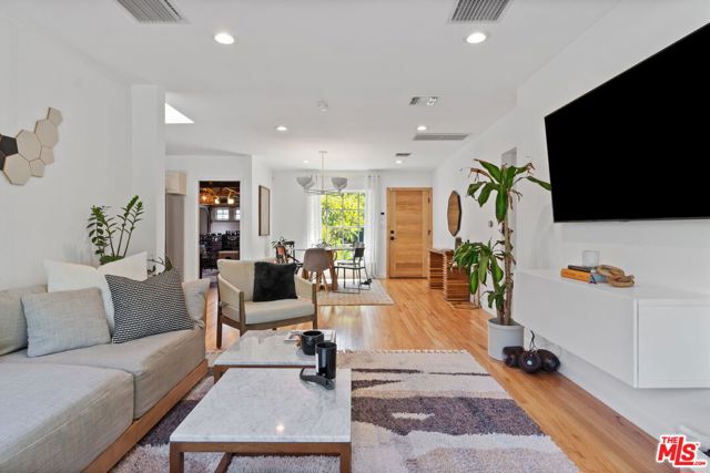 7339 Lasaine Avenue, Van Nuys CA: https://media.crmls.org/mediaz/4e0a032c-9d18-4f70-a287-4af718966ba8.jpg