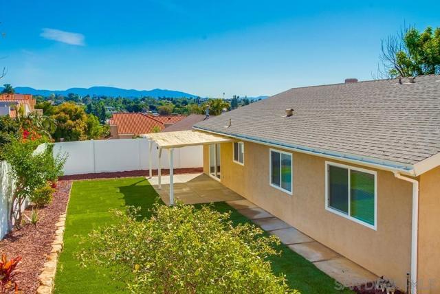 950 Funquest Dr, Fallbrook CA: https://media.crmls.org/mediaz/4e0addd6-10dc-4045-a5a8-4aa03d623ab5.jpg