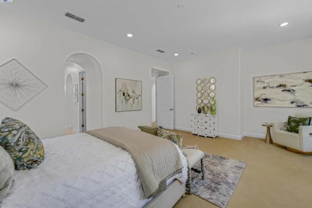 1993 Fairway Oaks Dr, Ripon CA: https://media.crmls.org/mediaz/4e0c26d2-3f4d-4683-854c-e130a3b5e2e7.jpg