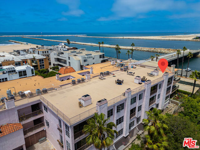 6220 Pacific Avenue, Playa del Rey CA: https://media.crmls.org/mediaz/4e0c46fd-7926-4f0c-998b-44ce956561b4.jpg