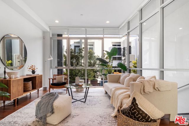 4151 Redwood Avenue, Los Angeles CA: https://media.crmls.org/mediaz/4e0cf81e-6c3e-4045-86f6-945427d39e8b.jpg