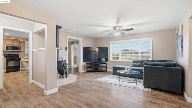 5372 Tule Tree Ln, Oakley CA: https://media.crmls.org/mediaz/4e0d7f7e-fe27-4d56-92fa-ac9096e0d9de.jpg