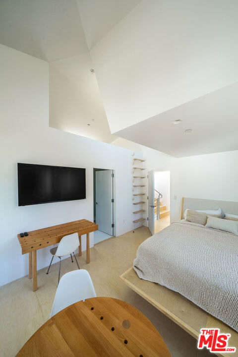 211 Entrada Drive, Santa Monica CA: https://media.crmls.org/mediaz/4e0ddaae-d811-4b80-ab82-423d47b51dc0.jpg