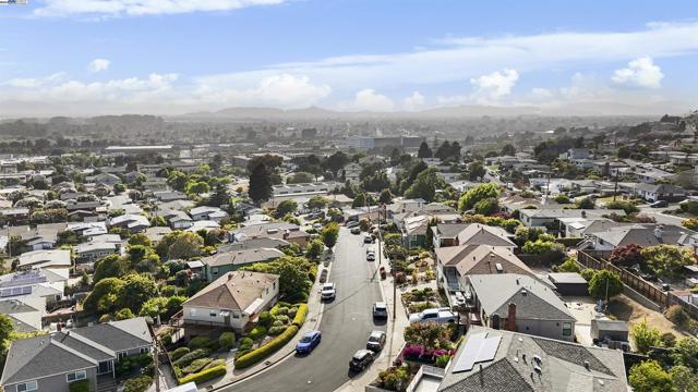 1748 Wesley Ave, El Cerrito CA: https://media.crmls.org/mediaz/4e0e1464-42ed-4d7d-9c77-76d2a58798d6.jpg