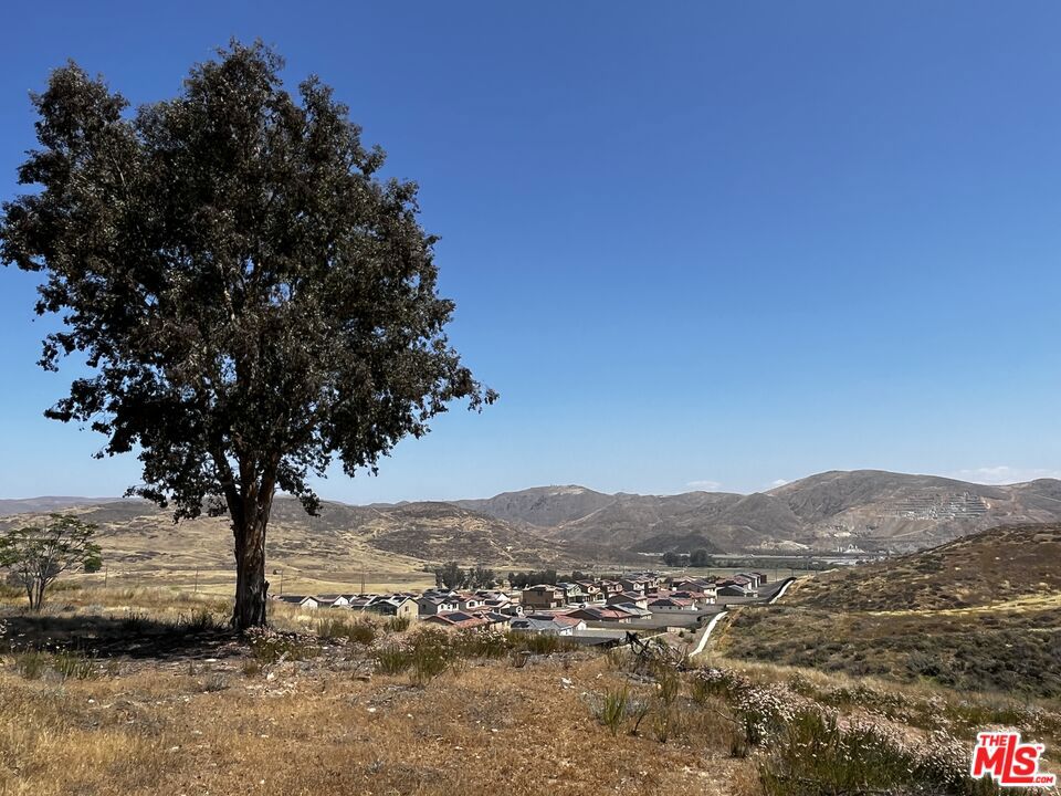 https://media.crmls.org/mediaz/4e0eedb4-64d2-4666-ba1c-66029b529886.jpg?preset=X-Large
