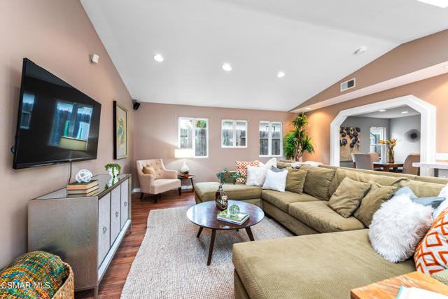 719 Westfield Court, Ventura CA: https://media.crmls.org/mediaz/4e0f1a75-81ec-48cd-912d-1984c0bb2b7b.jpg