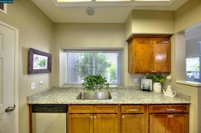 310 Boatswain Ct, Hercules CA: https://media.crmls.org/mediaz/4e108301-4163-42a6-a47c-07a9ff431136.jpg