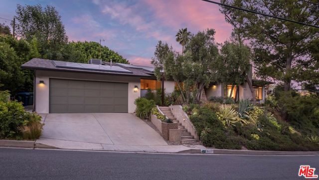 8631 Allenwood Road, Los Angeles CA: https://media.crmls.org/mediaz/4e115790-28d4-411d-b547-017d0eccb029.jpg