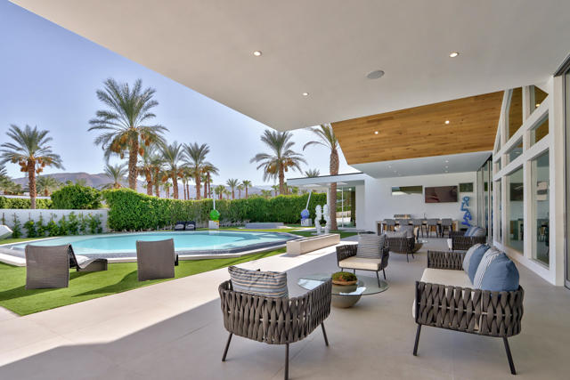 1 Makena Lane, Rancho Mirage CA: https://media.crmls.org/mediaz/4e11c259-9c97-4d16-9c1e-e5d84e7a1363.jpg
