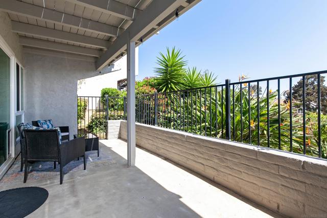 2071 Caminito Circulo Norte, La Jolla CA: https://media.crmls.org/mediaz/4e123a3a-596d-4b68-aad5-1a3dc77721c8.jpg