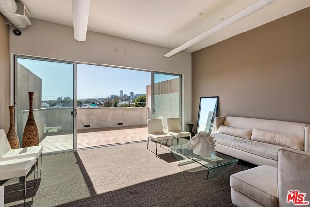 855 N Croft Avenue, Los Angeles CA: https://media.crmls.org/mediaz/4e1296b7-9d8e-49e5-b524-d1f43f00070b.jpg