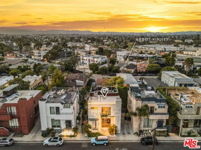 657 Mildred Avenue, Venice CA: https://media.crmls.org/mediaz/4e12eec2-eb47-43e2-9211-0cef4d96de47.jpg