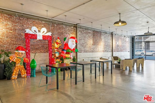 530 S Hewitt Street, Los Angeles CA: https://media.crmls.org/mediaz/4e13acd4-6c81-421f-b1e2-08f764b01e68.jpg