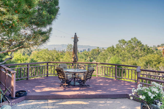22101 Mulholland Drive, Woodland Hills CA: https://media.crmls.org/mediaz/4e147d00-64d6-4173-9e18-e235a2e9ef55.jpg
