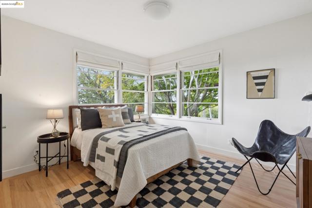 64 Crest Rd, Piedmont CA: https://media.crmls.org/mediaz/4e149de1-ca12-425b-8007-9edd45dc8c88.jpg