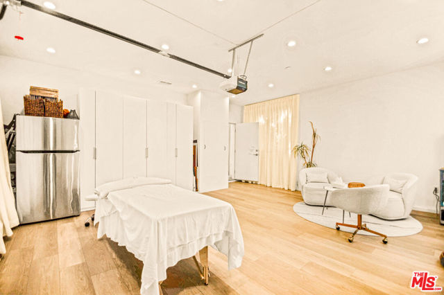 535 N Formosa Avenue, Los Angeles CA: https://media.crmls.org/mediaz/4e14cb98-a29a-4d8f-91bf-47ddcb7ec0fd.jpg
