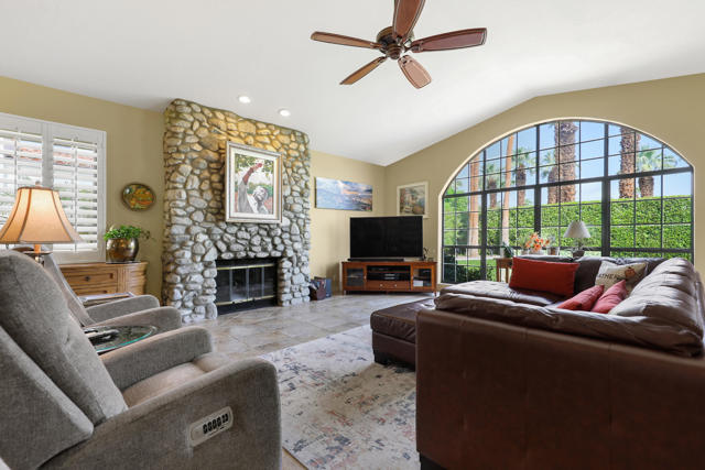 72550 Greenbriar Lane, Palm Desert CA: https://media.crmls.org/mediaz/4e162f12-c300-4c2b-bdd0-398d5a19ffbb.jpg