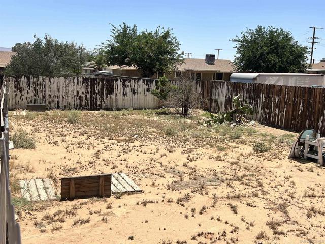 22545 El Centro Rd, Apple Valley CA: https://media.crmls.org/mediaz/4e17100c-e914-4e84-85fe-b06ec1e3cdea.jpg