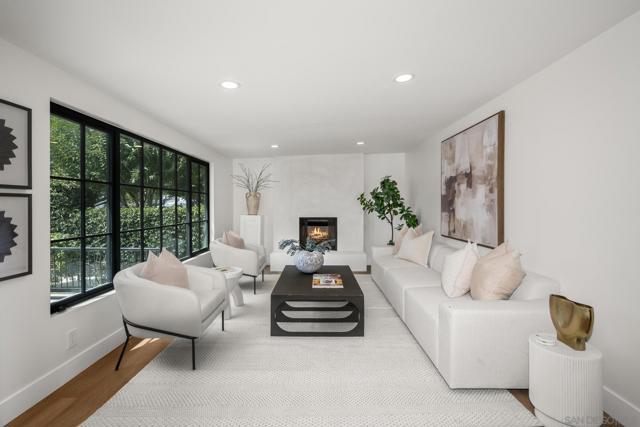 375 E Avenue, Coronado CA: https://media.crmls.org/mediaz/4e171223-e737-475d-9447-80cc923241e1.jpg