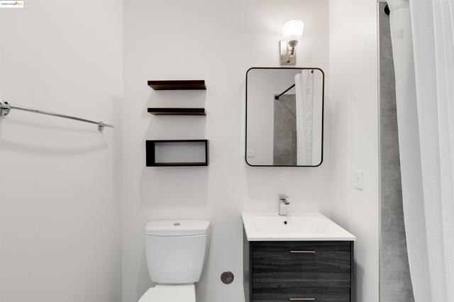 410 Webster St, Oakland CA: https://media.crmls.org/mediaz/4e174569-b4cf-475a-97a0-f016943f6766.jpg