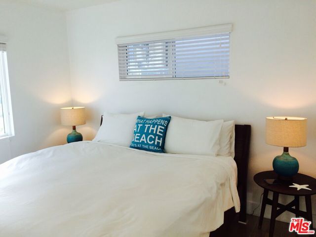 119 Paloma Avenue, Venice CA: https://media.crmls.org/mediaz/4e180d41-cfa0-4a53-a34f-578c19d76c0b.jpg