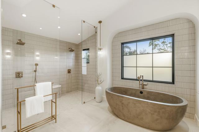 Detail Gallery Image 43 of 72 For 8341 La Jolla Scenic Dr, La Jolla,  CA 92037 - 5 Beds | 5/1 Baths