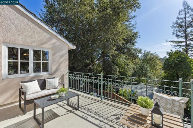 40 Las Palomas, Orinda CA: https://media.crmls.org/mediaz/4e184471-4fc6-4fe2-a527-4c10dd343c1a.jpg