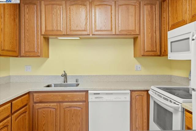 2133 Santa Clara Ave, Alameda CA: https://media.crmls.org/mediaz/4e185532-2e4a-44e0-b073-e6c30fafd14c.jpg