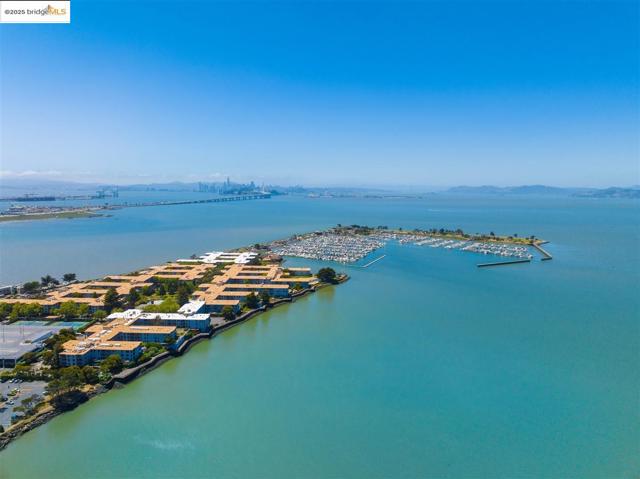 2 Commodore DR, Emeryville CA: https://media.crmls.org/mediaz/4e18ef9f-f01d-4f9e-9217-e42c4ab25aab.jpg