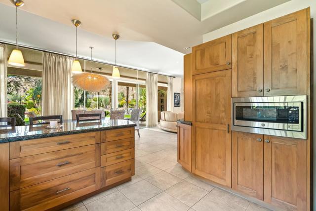 72205 El Paseo, Palm Desert CA: https://media.crmls.org/mediaz/4e197b9e-5859-4896-8e57-f45ca87a0c45.jpg